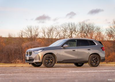 Front three quar ter view of the 2025 BMW X3 30