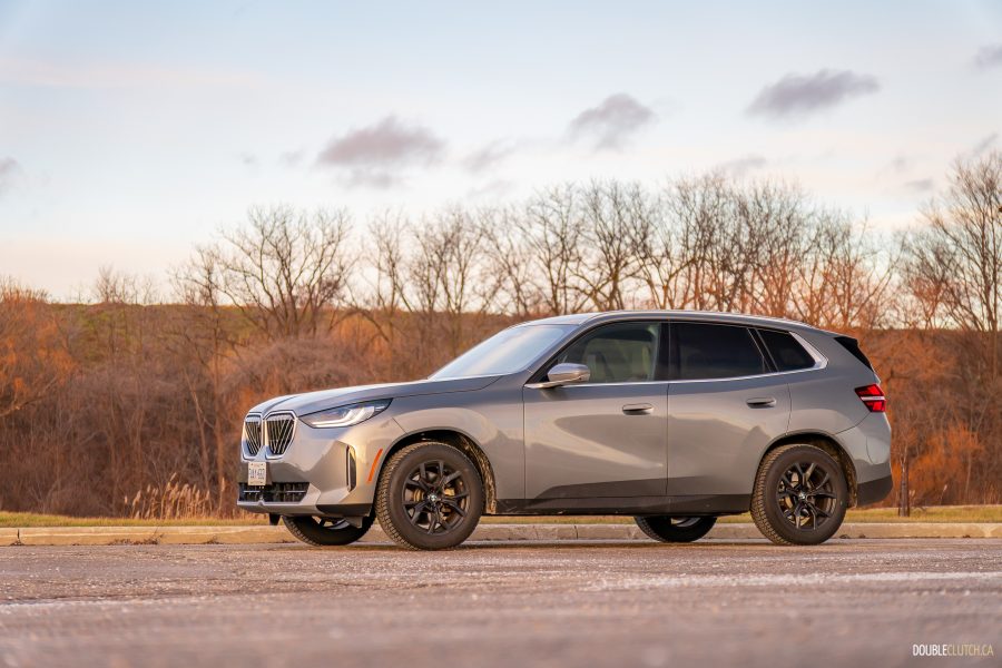Front three quar ter view of the 2025 BMW X3 30